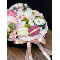 Сердце из цветов + свеча + макаронс Сердце из цветов + свеча + макаронс